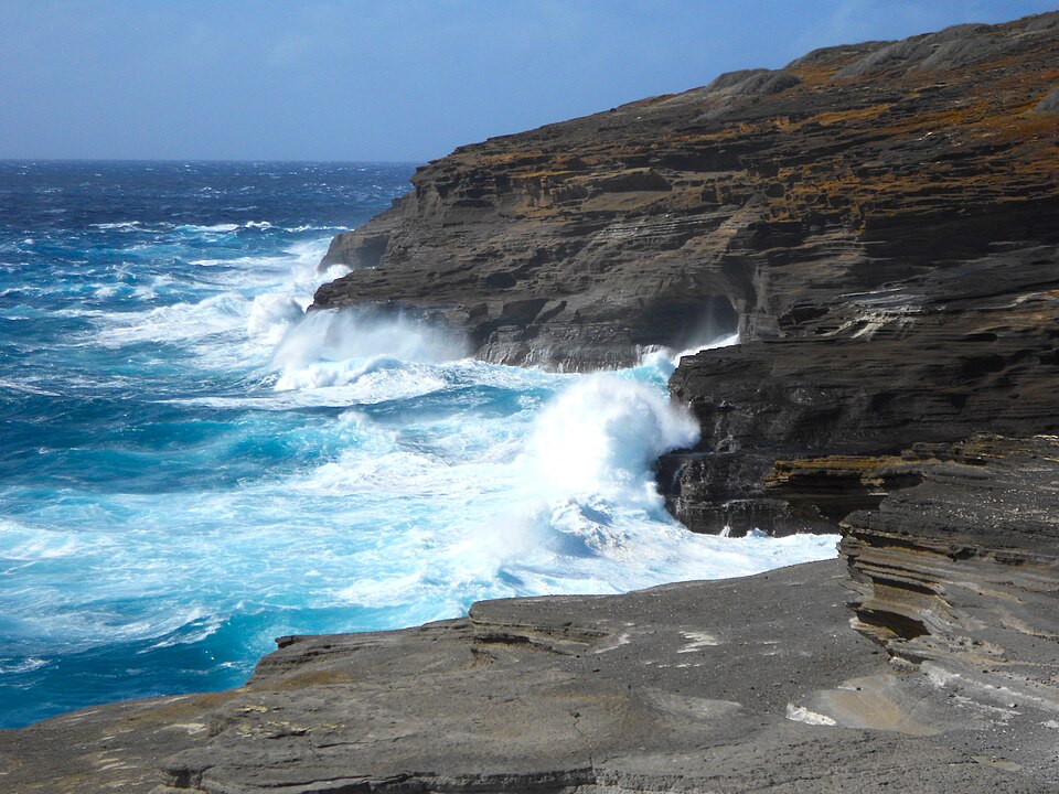 Ocean waves breaking against the rocky coast at Lānaʻi Lookout